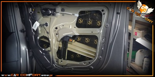 Zewnętrzna warstwa blachy w drzwiach modelu Peugeot Traveller szczelnie pokryta matą wygłuszającą Bitmat redukującą wibracje