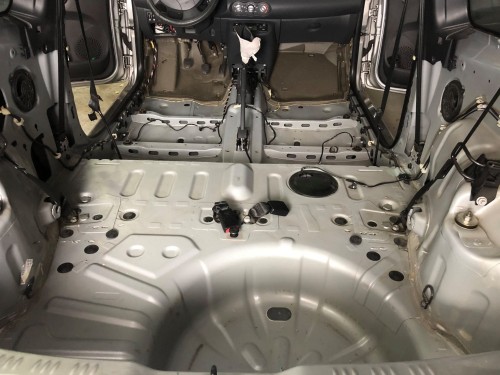 Rozebrane wnętrze kabiny Renault Twingo II z widoczną gołą blachą podłogi, przygotowane do nałożenia wygłuszenia Bitmat