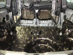 Kompleksowe wyciszenie podłogi w Renault Twingo II za pomocą pochłaniającej wibracje maty wygłuszającej Bitmat