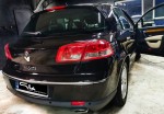 Czarne Renault Vel Satis w warsztacie, przygotowane do profesjonalnego wyciszenia drzwi materiałami marki Bitmat