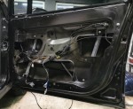 Wnętrze drzwi Renault Vel Satis podczas pierwszego etapu wygłuszania – aplikacja antyrezonansowej maty alubutylowej Bitmat