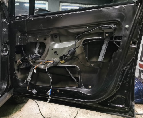 Wnętrze drzwi Renault Vel Satis podczas pierwszego etapu wygłuszania – aplikacja antyrezonansowej maty alubutylowej Bitmat