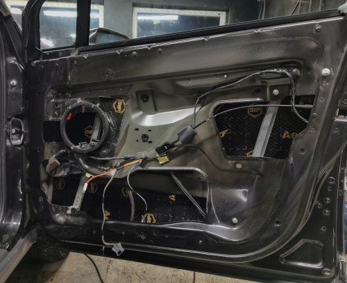Szczelne zaklejanie otworów technologicznych w drzwiach Renault Vel Satis za pomocą maty wygłuszającej marki Bitmat