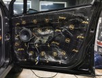 Wewnętrzna konstrukcja drzwi Renault Vel Satis kompleksowo wyklejona matą alubutylową Bitmat redukującą wibracje, przygotowana pod aplikację pianki K6s
