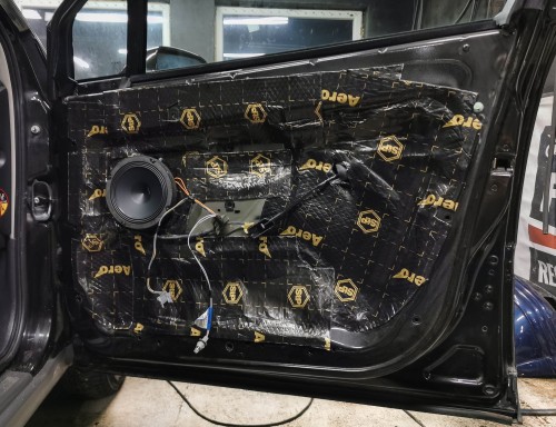 Wewnętrzna konstrukcja drzwi Renault Vel Satis kompleksowo wyklejona matą alubutylową Bitmat redukującą wibracje, przygotowana pod aplikację pianki K6s