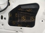 Rozebrane drzwi Renault Twingo z widoczną gołą blachą przed rozpoczęciem procesu wygłuszania produktami Bitmat