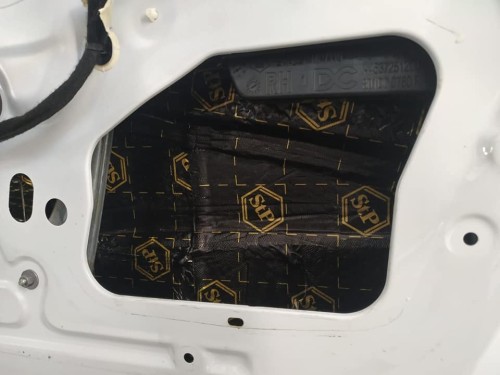 Rozebrane drzwi Renault Twingo z widoczną gołą blachą przed rozpoczęciem procesu wygłuszania produktami Bitmat