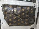 Wewnętrzna blacha drzwi w Renault Twingo starannie wyklejona matą alubutylową Bitmat redukującą wibracje