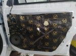 Precyzyjne wygłuszenie wnętrza drzwi bocznych Renault Twingo za pomocą antyrezonansowej maty marki Bitmat