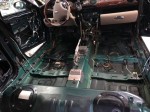 Rozebrane wnętrze kabiny Rover 75 z widoczną gołą blachą podłogi, przygotowane do kompleksowego wygłuszenia materiałami Bitmat