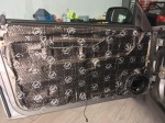 Wnętrze drzwi Saaba 9-3 Cabrio szczelnie wyklejone antyrezonansową matą alubutylową marki Bitmat