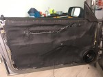 Druga warstwa izolacji w drzwiach Saaba 9-3 Cabrio – nałożona czarna pianka pochłaniająca dźwięk Bitmat K3s