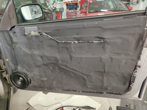 Kompleksowo wyciszone drzwi bocznych w modelu Saab 9-3 Cabrio przy użyciu profesjonalnej pianki akustycznej Bitmat K3s