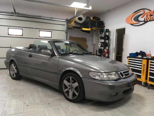 Szary Saab 9-3 Cabrio w warsztacie, przygotowany do profesjonalnego procesu wyciszenia drzwi materiałami Bitmat