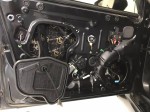 Zewnętrzna warstwa blachy w drzwiach Seat Leon starannie pokryta matą alubutylową Bitmat redukującą wibracje