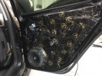 Zbliżenie na precyzyjną aplikację maty butylowej Bitmat na panelu drzwiowym w modelu Seat Leon