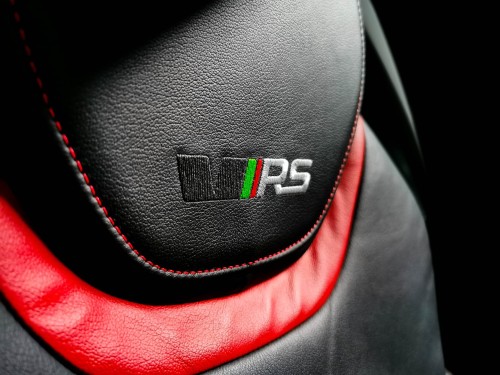 Sportowe wnętrze Skody Octavia RS przygotowanej do kompleksowego wyciszenia najwyższej jakości materiałami Bitmat