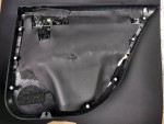 Plastikowy boczek drzwi Skody Octavia RS wyciszony czarną pianką pochłaniającą dźwięk Bitmat K6s