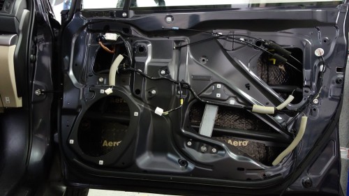 Kolejny etap kompleksowego wyciszenia drzwi w Subaru Outback z wykorzystaniem materiałów izolacyjnych bitmat