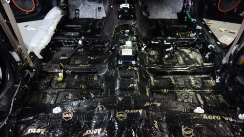 Profesjonalne wygłuszenie podłogi w Subaru Outback za pomocą antyrezonansowej maty butylowej