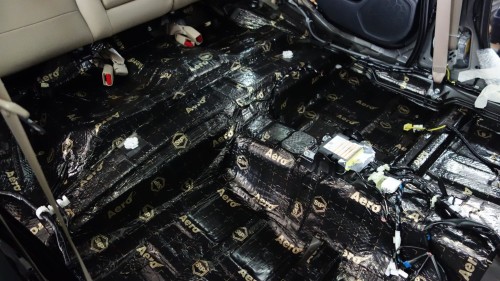 Kompleksowe wyciszenie wnętrza kabiny Subaru Outback – widok na starannie zaizolowaną tylna część podłogi