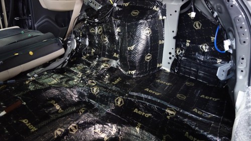 Przestrzeń bagażnika Subaru Outback dokładnie wyklejona matą wygłuszającą w celu skutecznej redukcji hałasu
