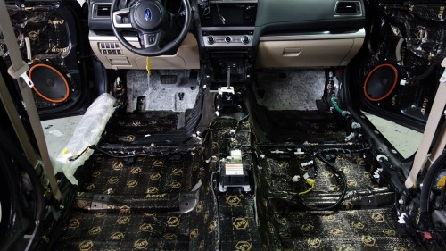 okładne wygłuszenie tunelu środkowego w Subaru Outback przy użyciu profesjonalnych materiałów izolacyjnych