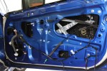 Rozebrane drzwi Subaru BRZ z pierwszą warstwą wygłuszenia – matą butylową marki Bitmat