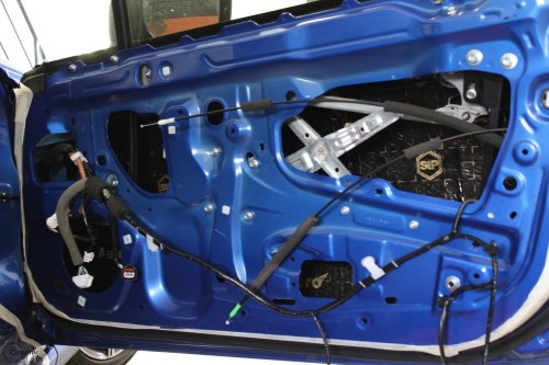 Rozebrane drzwi Subaru BRZ z pierwszą warstwą wygłuszenia – matą butylową marki Bitmat