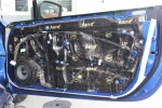 Wewnętrzna konstrukcja drzwi Subaru BRZ szczelnie wyklejona antyrezonansową matą alubutylową Bitmat