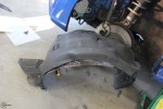 Odkryte nadkole Subaru BRZ w trakcie przygotowań do aplikacji materiałów wyciszających marki Bitmat