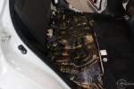Białe Subaru Forester w warsztacie, przygotowane do kompleksowego wyciszenia całego auta materiałami Bitmat