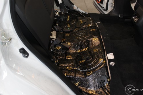 Białe Subaru Forester w warsztacie, przygotowane do kompleksowego wyciszenia całego auta materiałami Bitmat