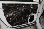 Wnętrze drzwi Subaru Forester po zdjęciu boczka, po aplikacji pierwszej warstwy wygłuszenia Bitmat