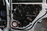 Zewnętrzna blacha drzwi Subaru Forester wyklejona antyrezonansową matą alubutylową marki Bitmat