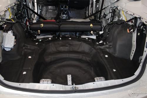 Wewnętrzna konstrukcja drzwi Subaru Forester szczelnie pokryta matą wygłuszającą Bitmat