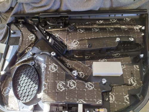 Subaru Forester wyklejony boczek punktowo mata butylowa AB
