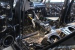 Wnętrze kabiny i bagażnik Subaru WRX STI z widoczną gołą blachą przed aplikacją materiałów izolacyjnych