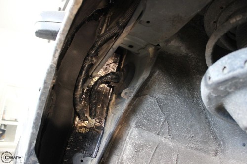 Odkryta blacha nadkola wewnętrznego Subaru WRX STI przed nałożeniem maty