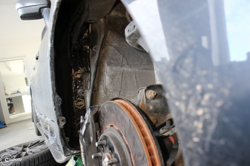 Wewnętrzne nadkole Subaru WRX STI precyzyjnie wyklejone matą i stp noise liquidator
