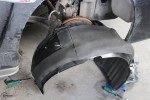 Zdemontowane plastikowe nadkola Subaru WRX STI oklejone wodoodporną pianką wygłuszającą Bitmat K6s