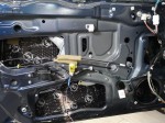Rozebrane drzwi Subaru Legacy z widoczną fabryczną blachą, przygotowane do aplikacji pierwszej warstwy wygłuszenia
