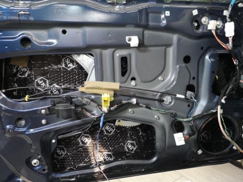 Rozebrane drzwi Subaru Legacy z widoczną fabryczną blachą, przygotowane do aplikacji pierwszej warstwy wygłuszenia