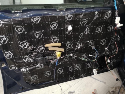 Wnętrze drzwi Subaru Legacy precyzyjnie wyklejone antyrezonansową matą alubutylową StP Black Silver 1,8mm