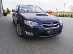 Ciemnoniebieskie Subaru Legacy zaparkowane przed warsztatem, przygotowane do kompleksowego wyciszenia i wygłuszania