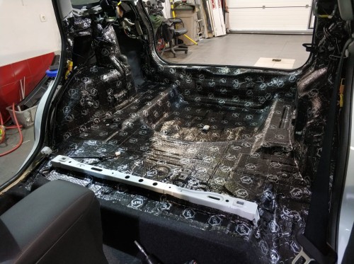 ozebrane wnętrze Suzuki Vitara – podłoga pokryta pierwszą warstwą maty wygłuszającej AB
