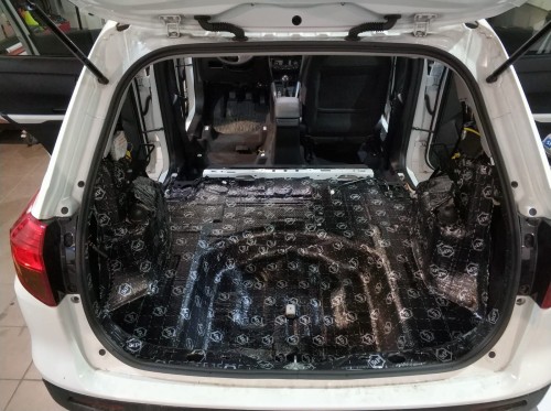 Przestrzeń bagażnika i nadkola Suzuki Vitara starannie wyklejone matą butylową