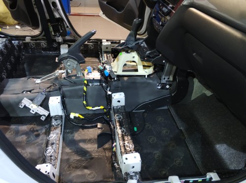 Podłoga Suzuki Vitara z nałożoną barierą dźwiękową