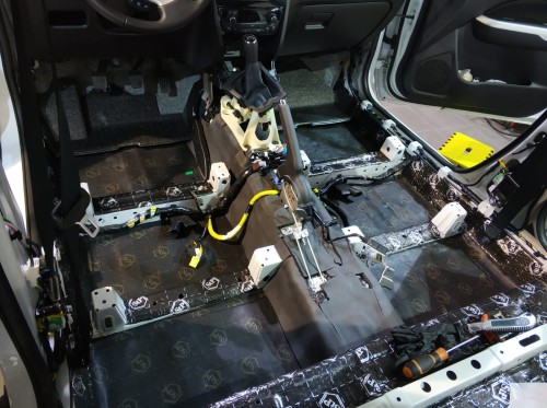 Wnętrze Suzuki Vitara wykończone dodatkową warstwą wygłuszająca