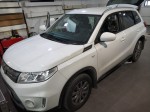 Białe Suzuki Vitara w warsztacie, przygotowane do kompleksowego wygłuszania całego wnętrza